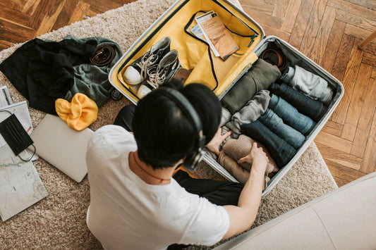 voyageur organise son sac de voyage 