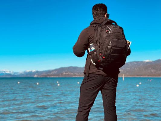 voyageur avec sac à dos vacances été 
